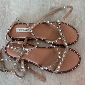 Steve Madden travel tan sandal in size 7.